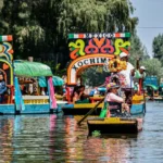 Trajineras decoradas navegando por los canales de Xochimilco en Ciudad de México