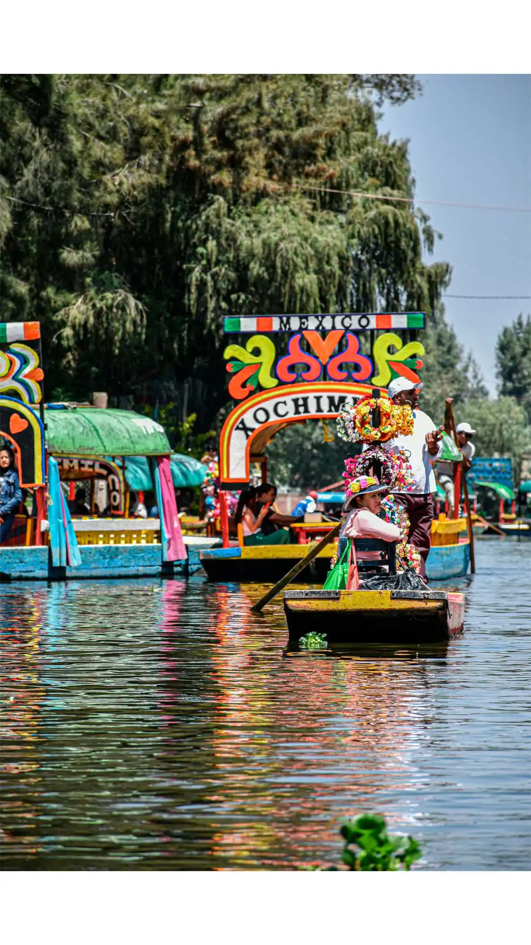 Trajineras decoradas navegando por los canales de Xochimilco en Ciudad de México