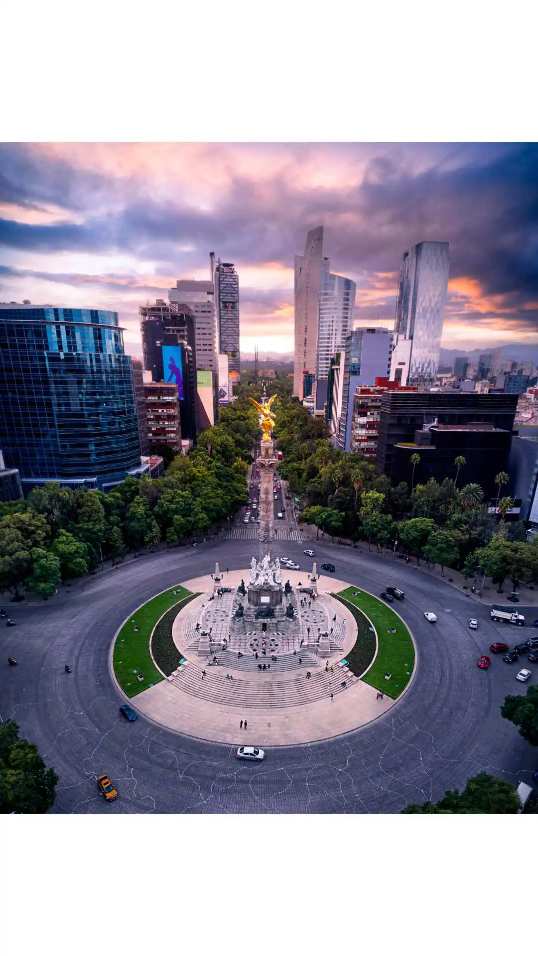 Monumento del Ángel de la Independencia en Paseo de la Reforma, Ciudad de México, al atardecer
