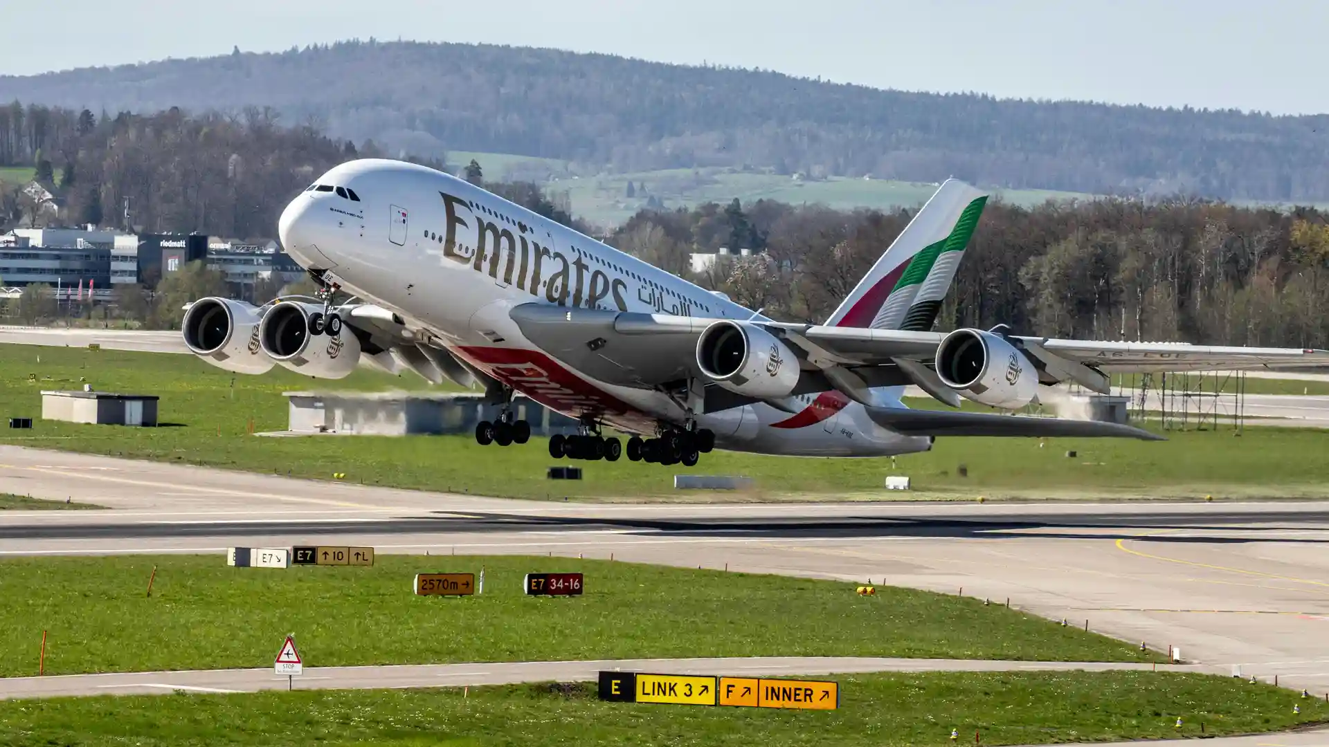 Avión despegando en pista de aeropuerto con montañas al fondo, representando vuelos nacionales e internacionales desde México.
