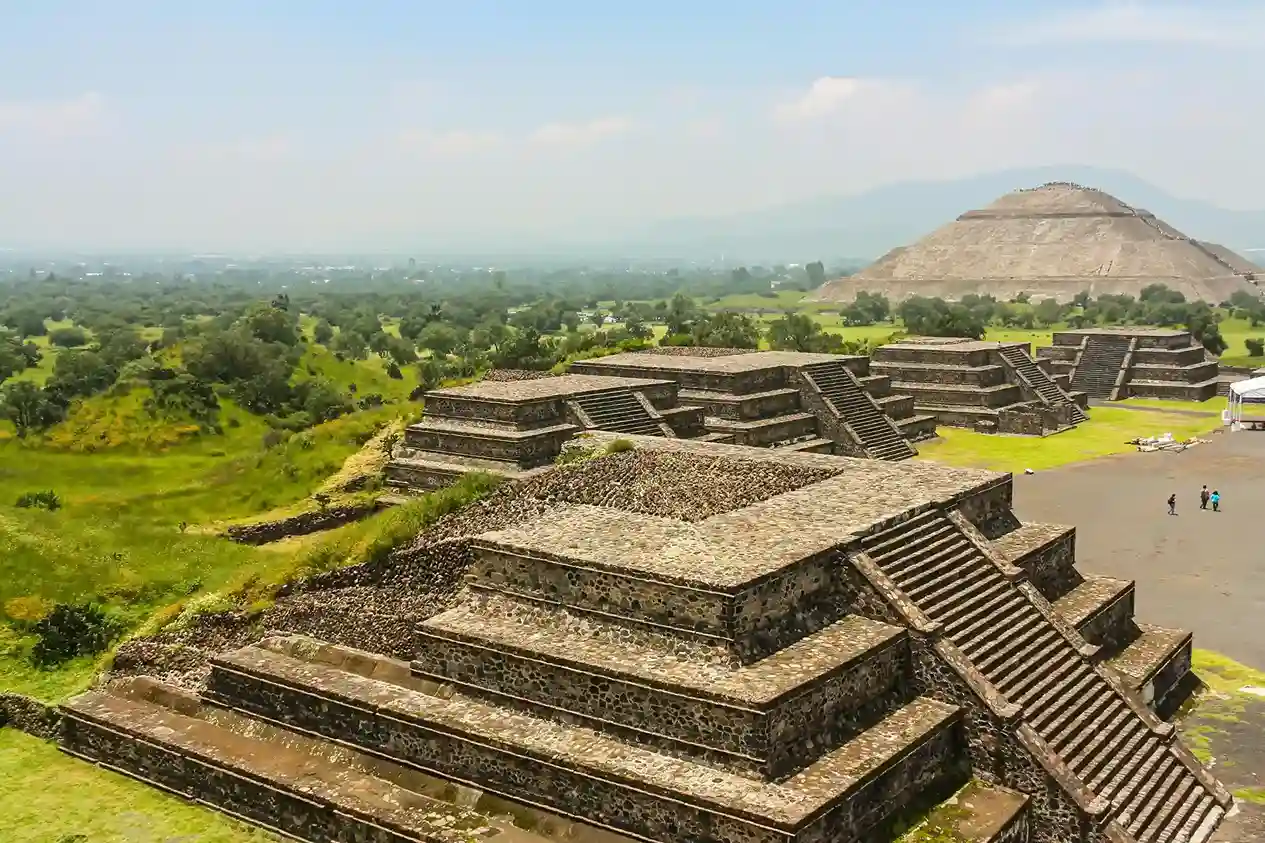 Pirámides de Teotihuacán en el Estado de México, vistas desde lo alto con paisaje verde alrededor