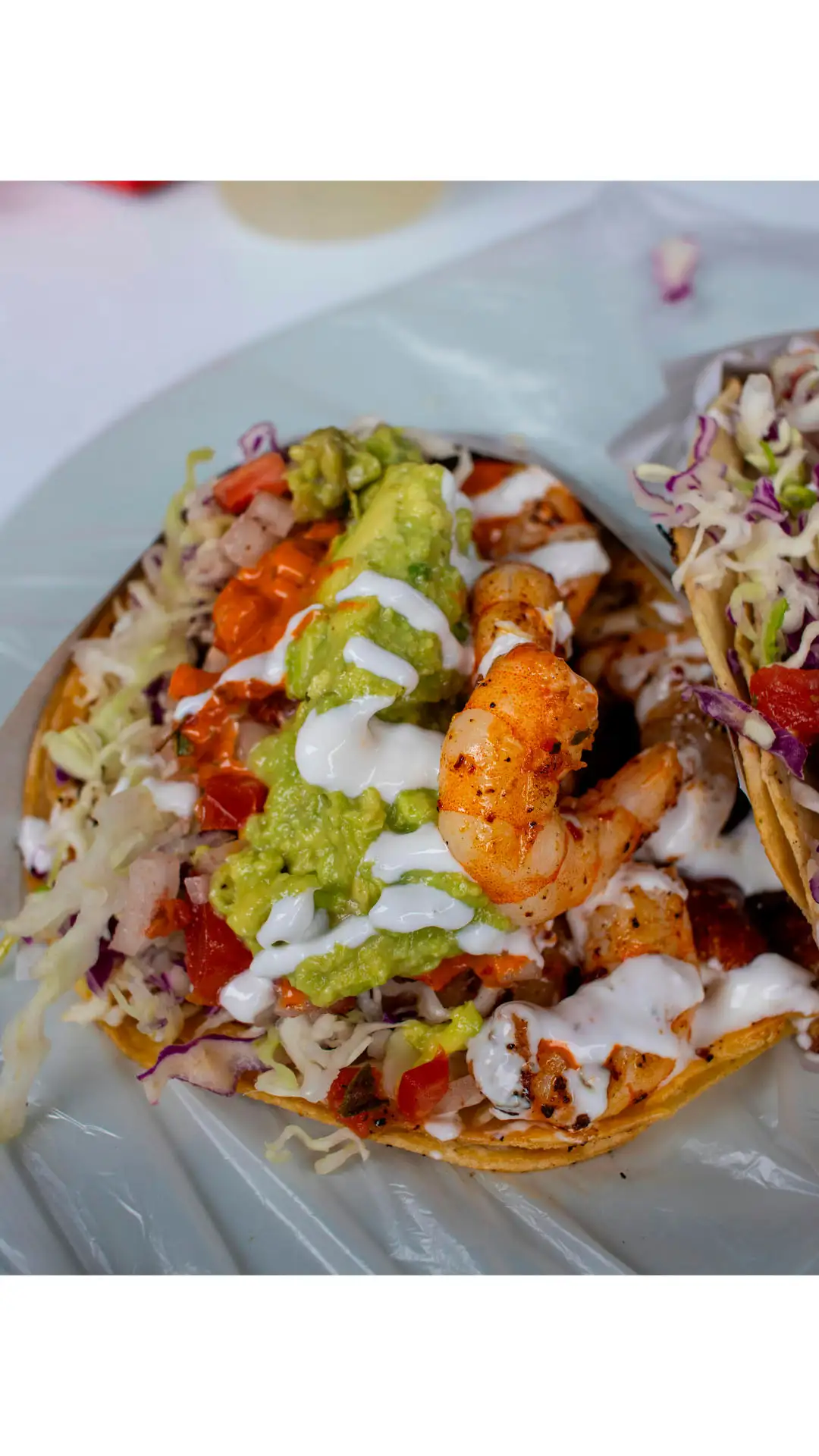 Taco de camarón con guacamole, crema y col rallada, típico de la gastronomía de Mazatlán