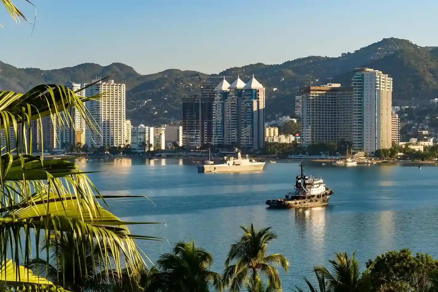 Vista panorámica de la bahía de Acapulco, Guerrero, con edificios frente al mar y montañas al fondo