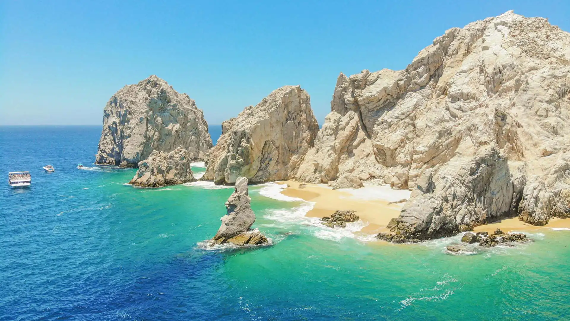Vista aérea de las formaciones rocosas y playas doradas de Los Cabos bañadas por el mar turquesa
