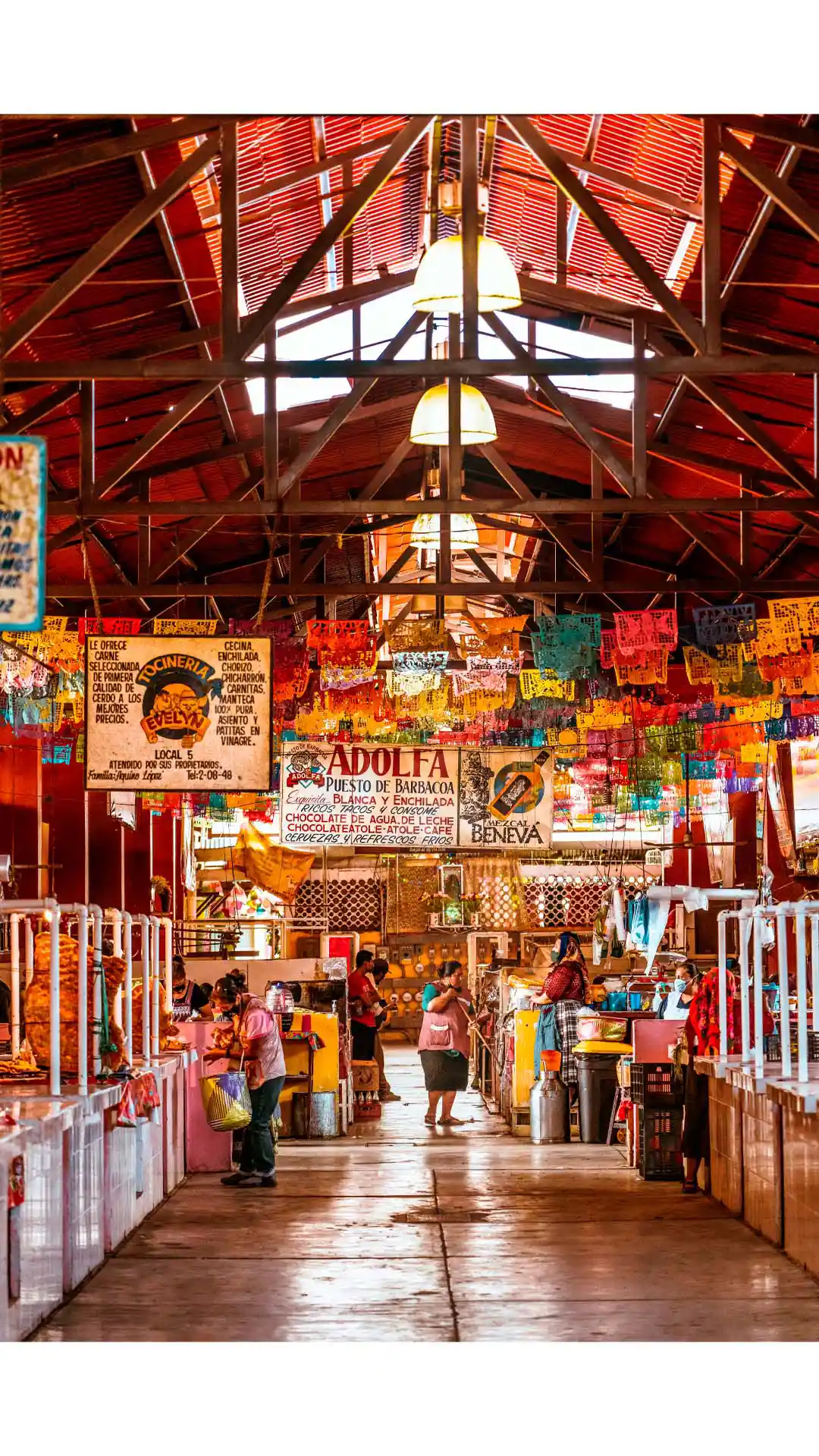Mercado Benito Juárez en Oaxaca con puestos de comida típica, colores vivos y ambiente tradicional mexicano