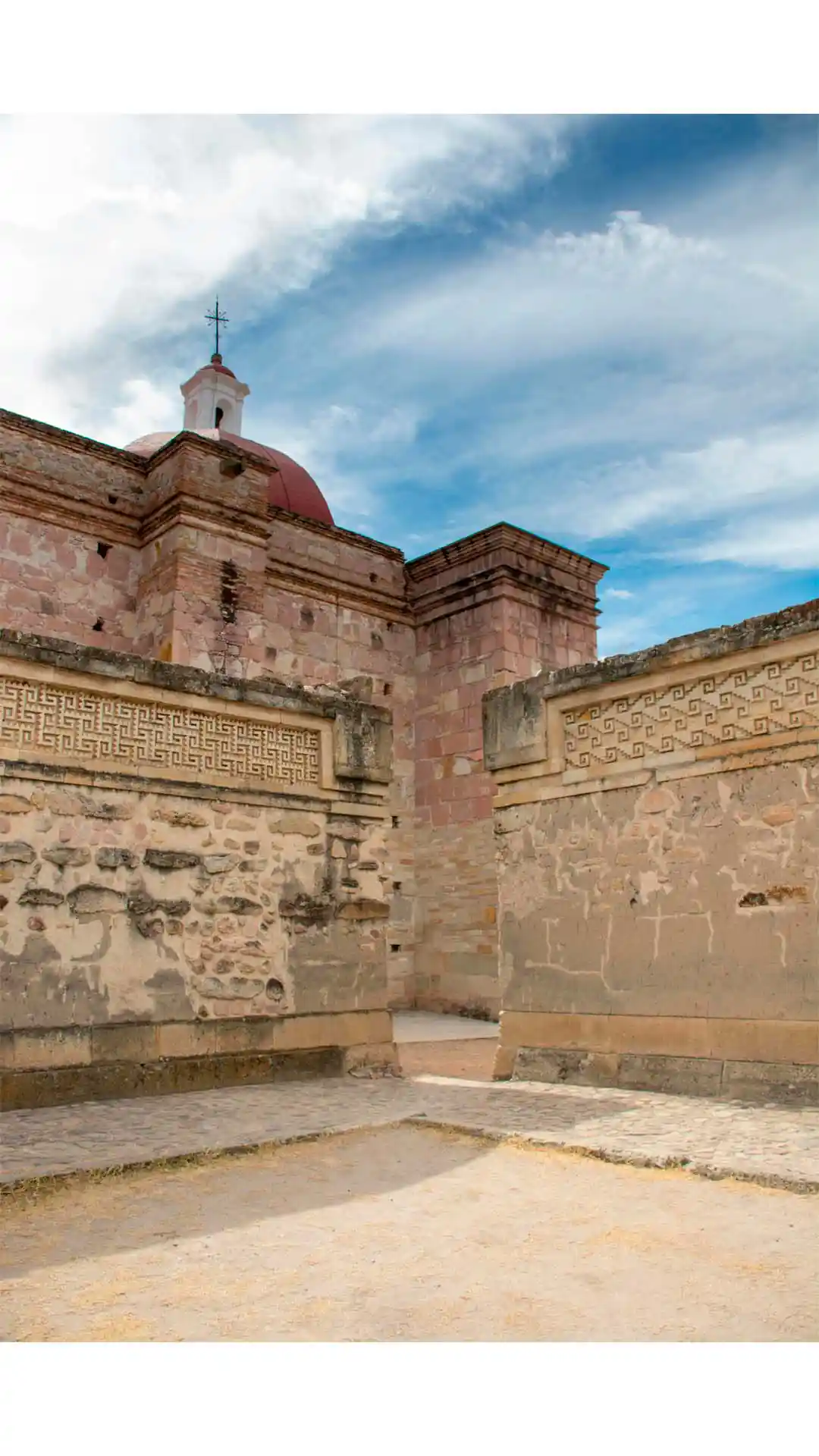 Turista disfrutando las formaciones naturales de Hierve el Agua en Oaxaca, rodeada de montañas y aguas minerales