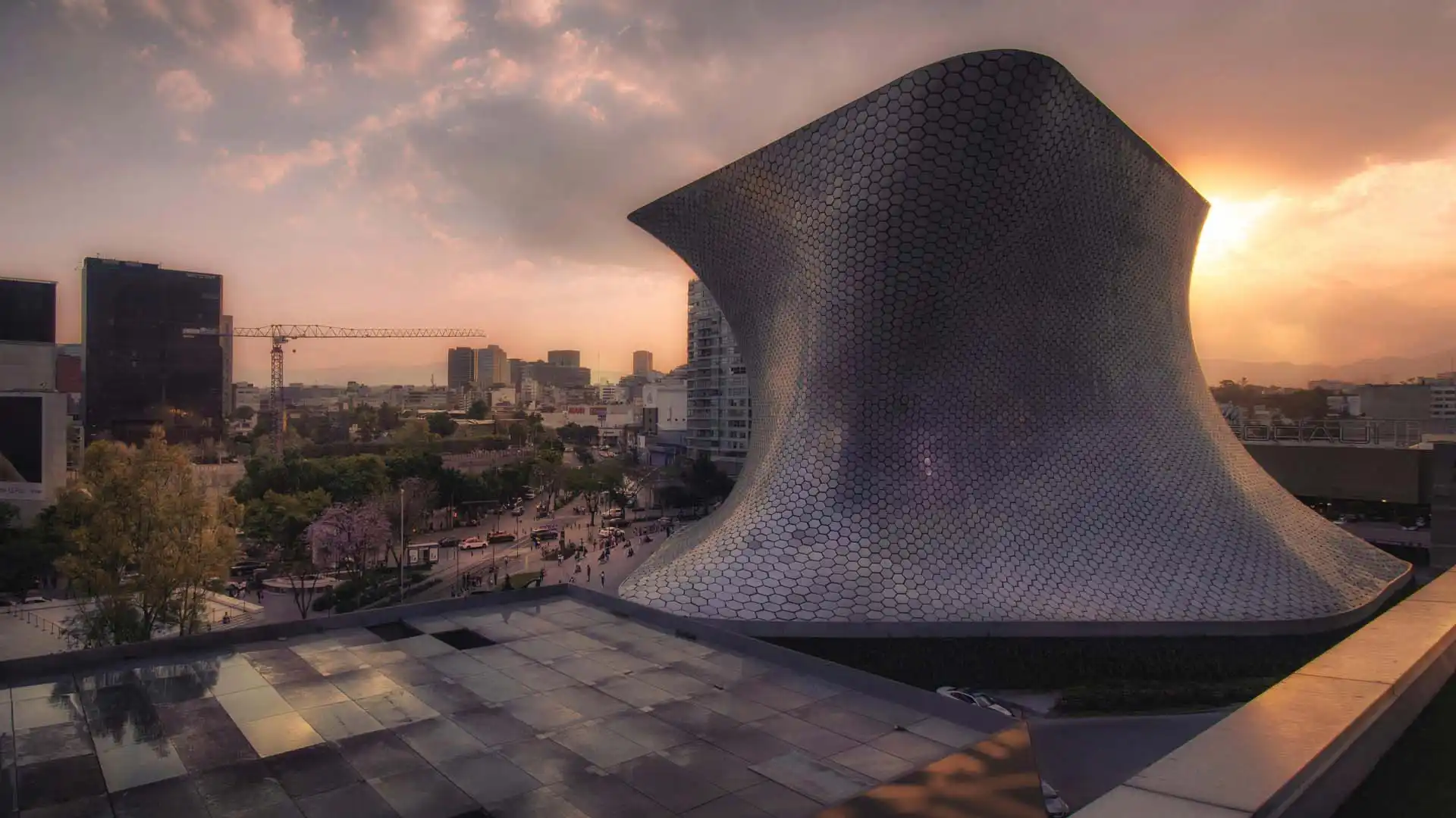 Museo Soumaya en Ciudad de México con arquitectura moderna al atardecer