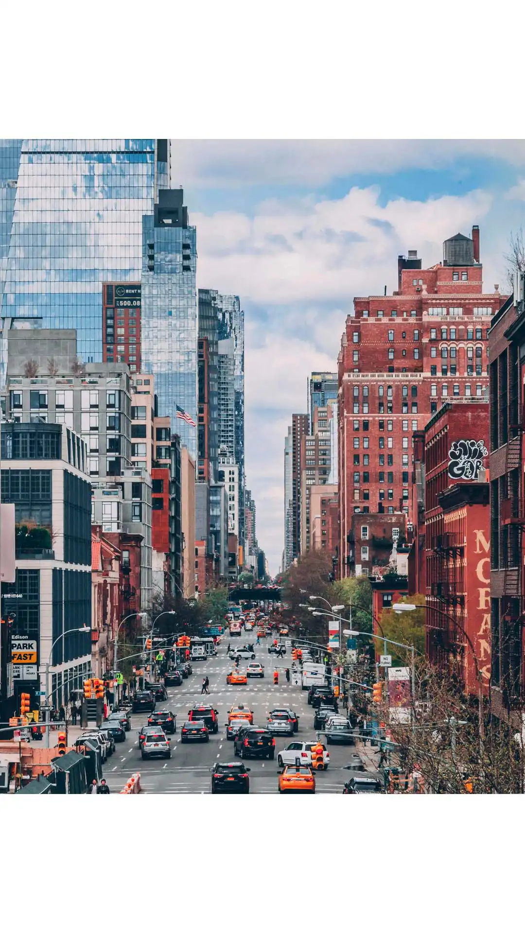 Vista de una avenida con tráfico y rascacielos en el centro de Nueva York