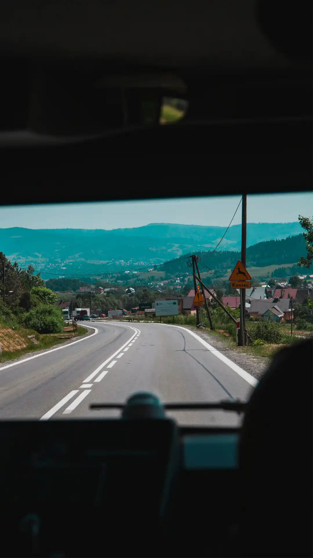Vista desde un vehículo recorriendo una carretera panorámica con montañas al fondo en México