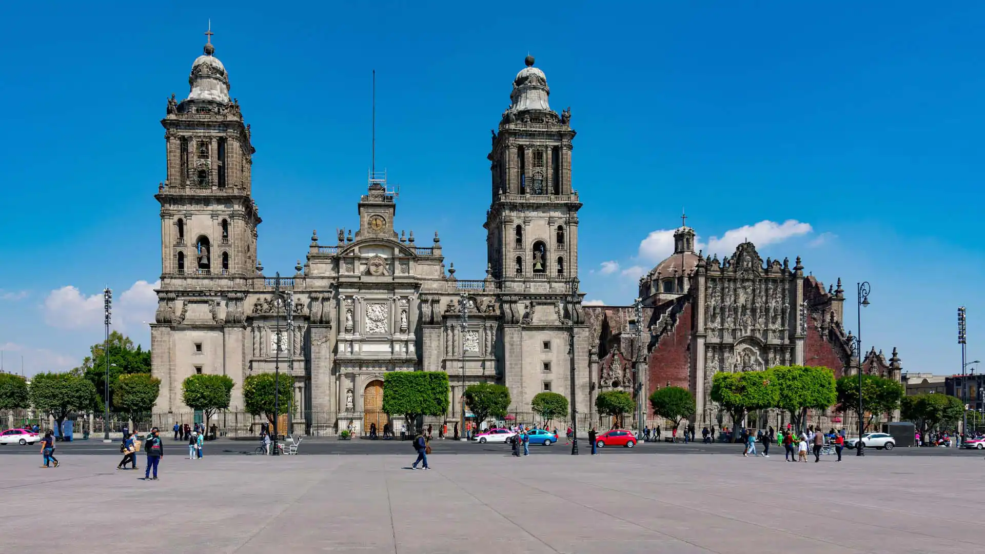 Catedral Metropolitana en el Zócalo de la Ciudad de México bajo un cielo despejado